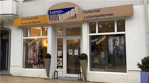 Kamm in: Das sind die krehaartivsten Friseurnamen zwischen Wesermarsch und Elbe "Kamm-Kunst" verspricht dieser Bremerhavener Friseursalon.