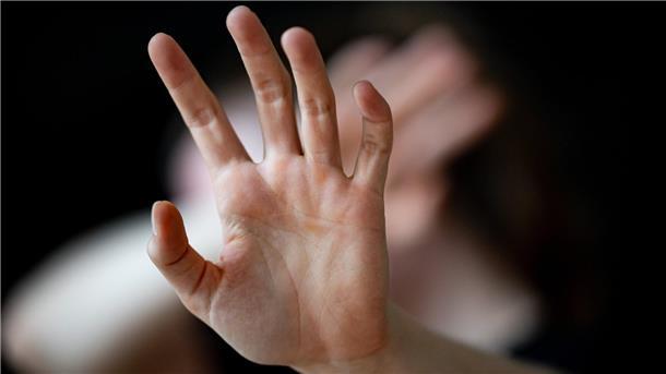 Eine Frau hält ihre Hände vor das Gesicht.   Kampf gegen Gewalt: Die Senatorin für Gesundheit, Frauen und Verbraucherschutz präsentiert Fortschritte im Bremer Landesaktionsplan.