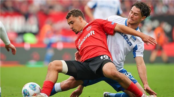 Kampf um den Ball: Nürnbergs Rafael Lubach (l) und Hertha-Profi Jon Dagur Thorsteinsson.