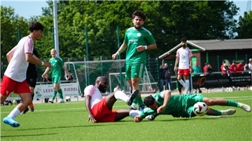Kampf war Trumpf im Seestadtderby: Leonel Amador gegen Spartas Madou Bah (links). Ali Murad beobachtet den Zweikampf.
