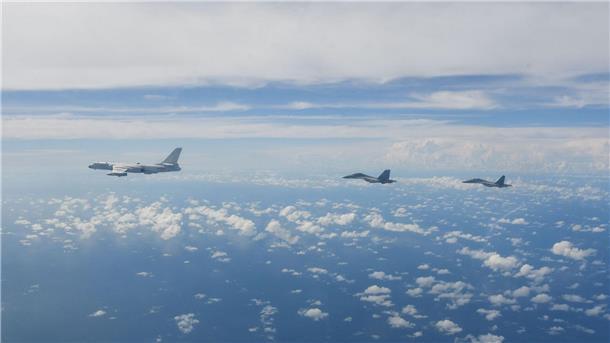 Über 100 chinesische Militärflugzeuge vor Taiwan registriert Kampfflugzeuge der chinesischen Volksbefreiungsarmee (PLA) während gemeinsamer Kampfübungen um die Insel Taiwan.