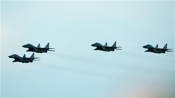 Kampfjets vom Typ MiG-29 während einer Flugshow.