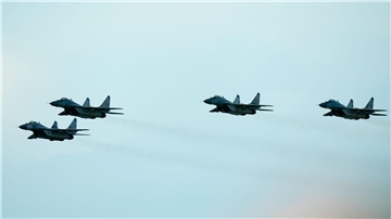 Kampfjets vom Typ MiG-29 während einer Flugshow.