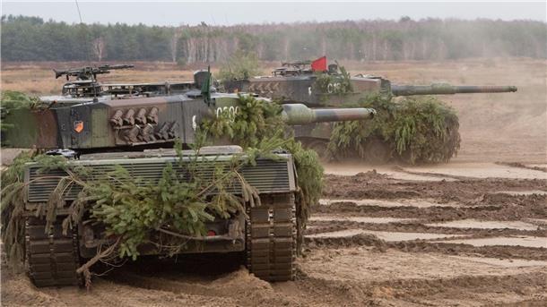 Deutschland will 14 Leopard-2-Panzer in die Ukraine schicken Kampfpanzer vom Typ Leopard 2 auf einem Truppenübungsplatz der Bundeswehr.