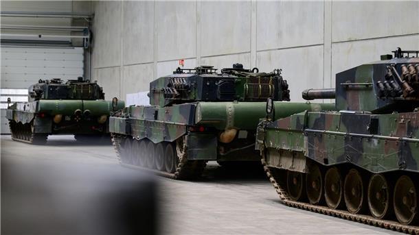Rheinmetall legt Zahlen vor: Aktie ist im Höhenflug Kampfpanzer vom Typ Leopard 2A4 stehen in einer Halle von Rheinmetall.