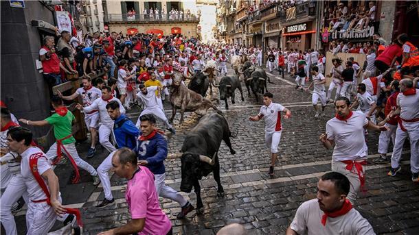 Kampfstiere laufen während des „Sanfermines“-Festes zwischen den Feiernden umher.