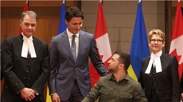 Kanadas Parlamentspräsident Anthony Rota (l-r), Premierminister Justin Trudeau, der ukrainische Präsident Wolodymyr Selenskyj und Raymonde Gagne, Sprecherin des kanadischen Senats, haben sich Ottawa für Gespräche getroffen.