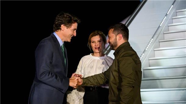 Nach Nordamerika-Reise: Selenskyj stoppt in Polen und Irland Kanadas Premierminister Justin Trudeau begrüßt seinen ukrainischen Amtskollegen Wolodymyr Selenskyj und dessen Frau Olena Selenska auf dem Flughafen von Ottawa.