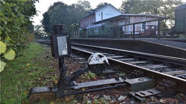 Kann die Bahnstrecke zwischen Bremerhaven und Bederkesa tatsächlich wiederbelebt werden? Der Kreis gibt erst mal ein Gutachten in Auftrag.