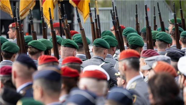 Union erhöht Druck bei Wehrpflicht - Mehrheit dafür Kann die Vergrößerung der Bundeswehr auf bis zu 240.000 Soldaten auf Basis der Freiwilligkeit erreicht werden? (Archivbild)