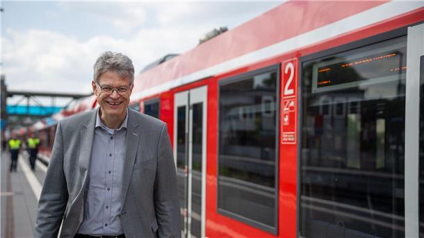Wer übernimmt bei der Bahn? Ein Kandidat steht bereits fest Kann mit dem Bahnverkehr in Deutschland nicht zufrieden sein: Bundesverkehrsminister Patrick Schnieder (CDU). (Archivbild)