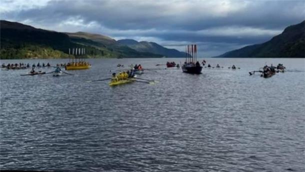 Kanusportler auf Loch Ness