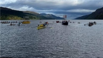 Kanusportler auf Loch Ness