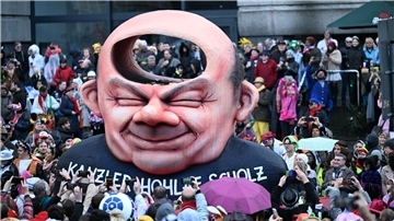 „Kanzler Hohlaf Scholz“ steht auf einem Mottowagen beim Düsseldorfer Rosenmontagszug.