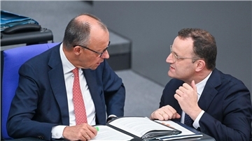 Kanzler Merz stellt sich hinter Unionsfraktionschef Spahn.