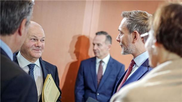 Lindner: Kein Anlass für Vertrauensfrage Kanzler Olaf Scholz (2.v.l) und Finanzminister Christian Lindner (2.v.r) schauen sich tief in die Augen.