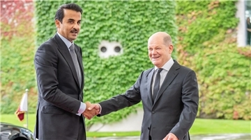 Kanzler Olaf Scholz begrüsst den Emir von Katar, Scheich Tamim bin Hamad bin Khalifa Al Thani, am Kanzleramt.