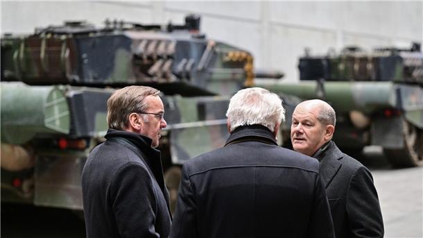 Rheinmetall baut neue Munitionsfabrik in Niedersachsen Kanzler Olaf Scholz (r.), Verteidigungsminister Boris Pistorius (l.) und Rheinmetall-Chef Armin Papperger.