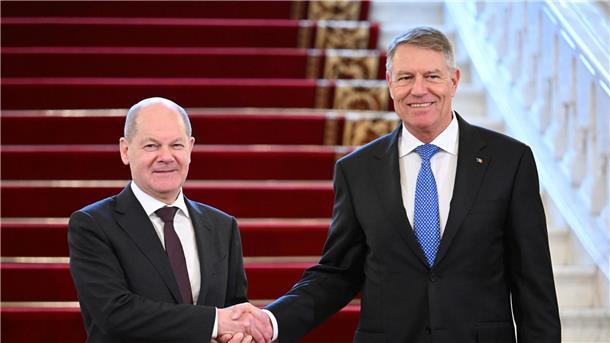 Kanzler Olaf Scholz wird von Rumäniens Präsident Klaus Iohannis in Bukarest begrüßt.