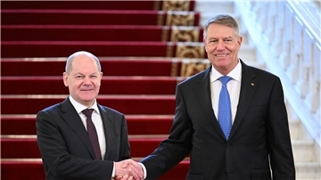 Kanzler Olaf Scholz wird von Rumäniens Präsident Klaus Iohannis in Bukarest begrüßt.