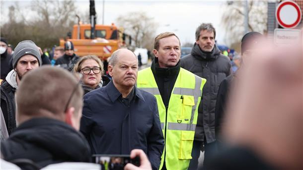 Scholz erneut im Hochwassergebiet: Kritik von Anwohnern Kanzler Olaf Scholz zusammen mit dem Leiter des Katastrophenschutz Mansfeld-Südharz, Sven Vogler, im Gespräch mit Anwohnern in Sangerhausen.
