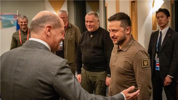 Selenskyjs wichtigste Reise Kanzler Scholz spricht mit dem ukrainischen Präsidenten Selenskyj am Rande des G7-Gipfels.