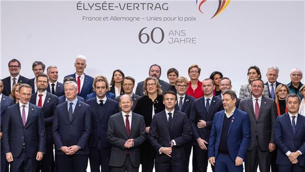 Kanzler Scholz wurde zum Jubiläums-Festakt und den anschließenden Beratungen beider Regierungen von fast dem kompletten Kabinett nach Paris begleitet.