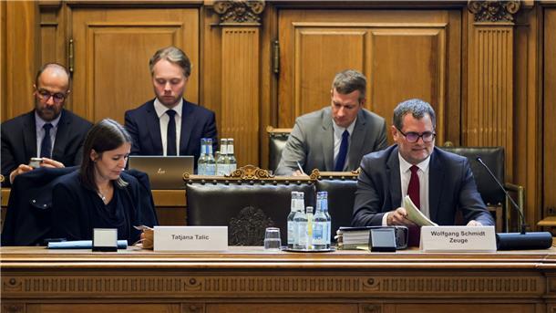 Kanzleramtsminister: „Cum-Ex“-Vorwürfe gegen Scholz geklärt Kanzleramtsminister Wolfgang Schmidt (vorne rechts) ist als Zeuge vor den „Cum-Ex“- Untersuchungsausschuss der Hamburgischen Bürgerschaft geladen worden.