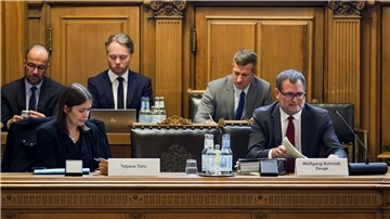 Kanzleramtsminister Wolfgang Schmidt (vorne rechts) ist als Zeuge vor den „Cum-Ex“- Untersuchungsausschuss der Hamburgischen Bürgerschaft geladen worden.