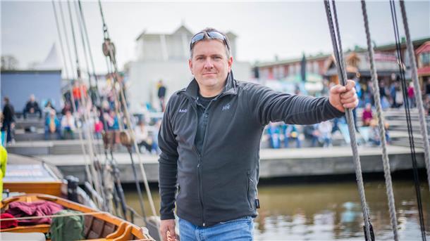 Hi, Fisch! Bilder der Fischparty im Fischereihafen Bremerhaven (mit Sonntag) Kapitän Andreas Wunderlich segelte seine Adler von Krautsand bis vor die Treppe des Schaufensters, um für Schiffsatmosphäre zu sorgen.