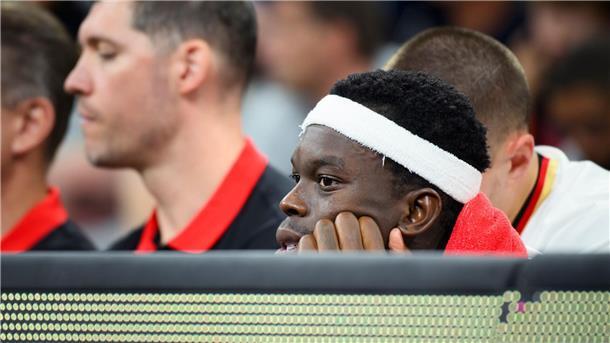 Bitte ein Tattoo: Schröder und Theis im Olympia-Fieber Kapitän der Weltmeister: Dennis Schröder beim Test in Hamburg.
