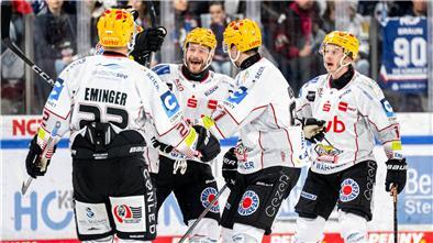 Kapitän Jan Urbas (2. v. li.) feiert mit den Pinguins-Teamkollegen seinen Treffer zum zwischenzeitlichen 4:0 bei den Nürnberg Ice Tigers.
