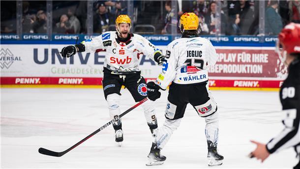 Das zweite Finale geht an Berlin: Pinguins verlieren spektakuläres Spiel Kapitän Jan Urbas (li.) und Torschütze Ziga Jeglic feiern das Tor zum zwischenzeitlichen 3:3.
