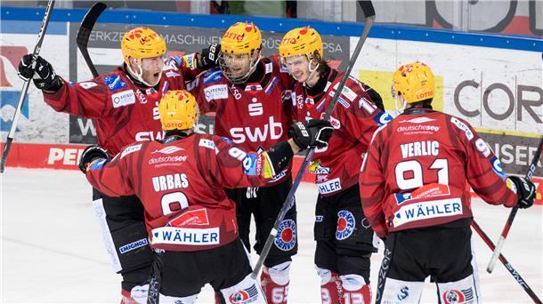 Kapitän Jan Urbas traf in der Verlängerung zum Sieg der Fischtown Pinguins gegen die Adler Mannheim.