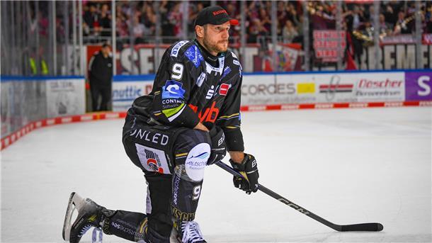 Jan Urbas, Kapitän der Fischtown Pinguins, kniet nach dem Spiel auf dem Eis.