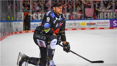 Jan Urbas, Kapitän der Fischtown Pinguins, kniet nach dem Spiel auf dem Eis.