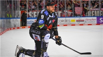 Jan Urbas, Kapitän der Fischtown Pinguins, kniet nach dem Spiel auf dem Eis.