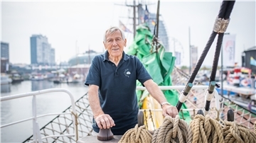 Kapitän Klaus Ricke hat mit der „Alex“ schon so manche Sturmfahrt erlebt. „Die ,Alex’ ist ein starkes Schiff. Sie wird gut mit schwerer See fertig“, sagt er.