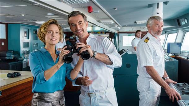 100 Mal „Traumschiff“ - und ein erstes Mal Kapitän Max Parger (Florian Silbereisen, M.) bringt zur Überraschung seines Staff-Kapitäns Martin Grimm (Daniel Morgenroth, r.) Veronika Bruckner (Wanda Perdelwitz) mit an Bord.
