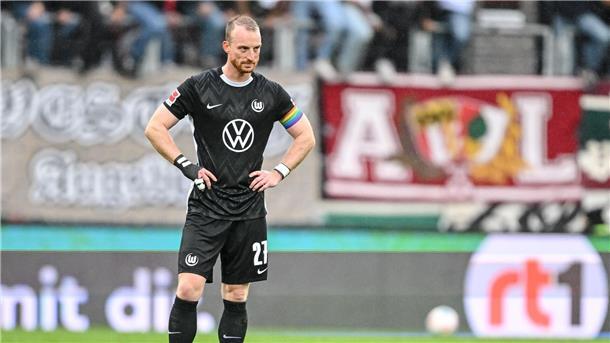 Kapitän Maximilian Arnold steht nach der nächsten Wolfsburger Niederlage frustriert auf dem Platz.