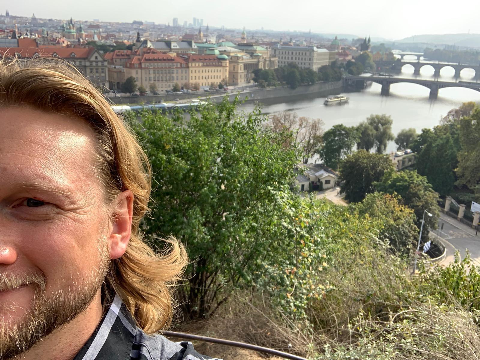 Kapitän Mike Moore setzt auf ein kunstvolles Selfie und fotografiert sich im Ans...