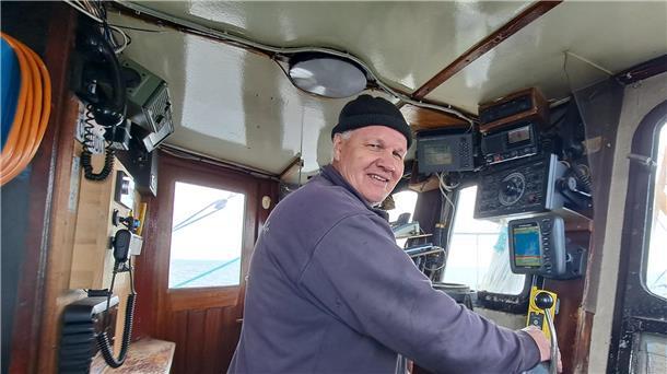 Kapitän Olaf Schmidt fängt seit 45 Jahren Krabben. Mit Kutter Claudia zeigt er nun  Gästen die Nordsee.

