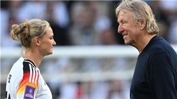 Kapitänin und Chefcoach gefordert: Alexandra Popp und Horst Hrubsch 
