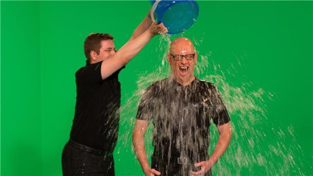 Kaplan Florian Heisterkamp (l) schüttete 2014 einen Kübel mit Eiswasser über den Kopf von Pfarrer Gereon Alter.