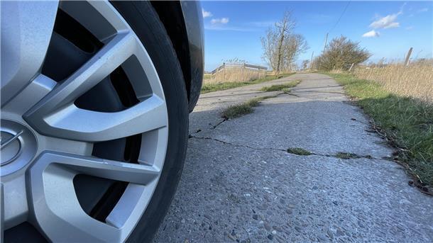 Kaputte Wirtschaftswege gibt es viele in Butjadingen. Bei Flurbereinigungsverfahren werden sie saniert und ausgebaut.