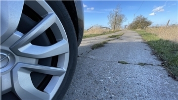 Kaputte Wirtschaftswege gibt es viele in Butjadingen. Bei Flurbereinigungsverfahren werden sie saniert und ausgebaut.