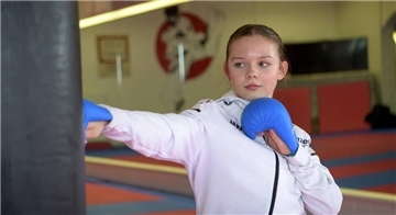 Elena Zolotorev trainiert ihren Kumite-Schlag