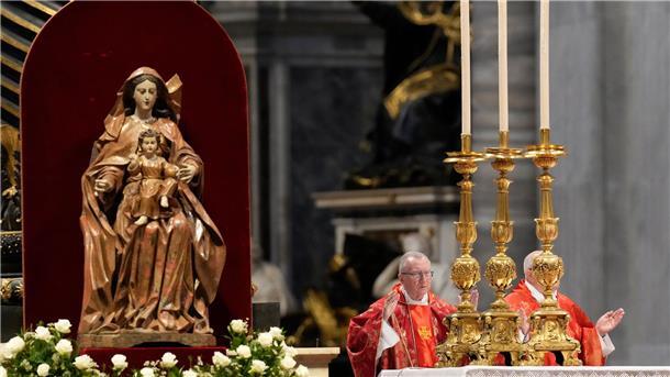 Kardinal Pietro Parolin (l) zelebriert die Abschlussmesse der Kardinäle im Petersdom vor dem Konklave.