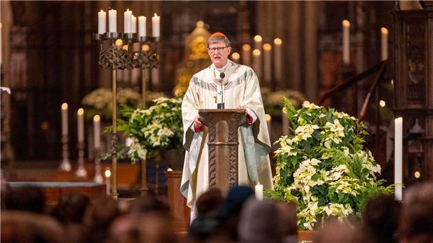 Weitere Verdächtige in Gewahrsam nach Kölner Terroralarm Kardinal Rainer Maria Woelki feiert die Silvester-Messe im Kölner Dom.