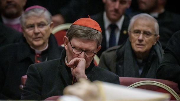 Papst Franziskus lobt Benedikt als großen Vermittler Kardinal Rainer Maria Woelki nimmt Abschied von Benedikt XVI.